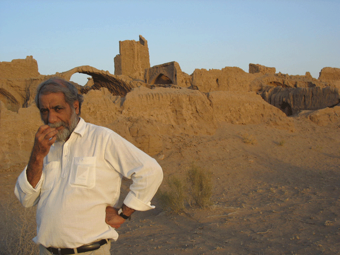 حمیدرضا خزاعی در کنار خرابه های روستای عمرانی شهرستان گناباد