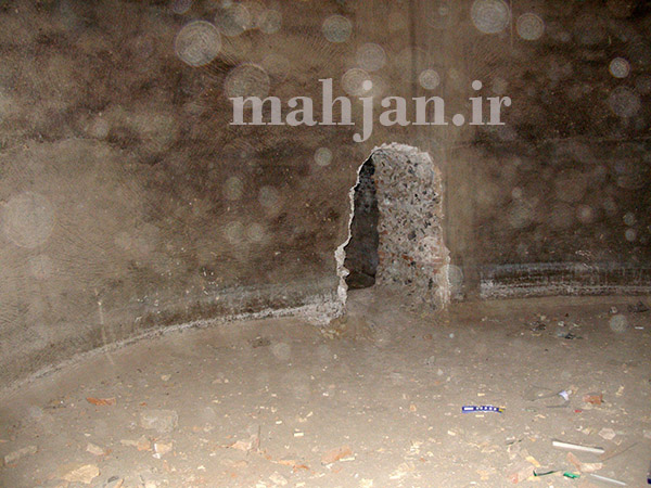 دیوار شکافته شده ی مخزن، عکس از: حمیدرضا خزاعی