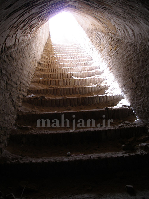 راه پله های آب انبار سردشت، عکس از: حمیدرضا خزاعی