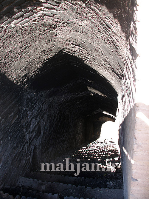 ورودی و راه پله های آب انبار تالار، عکس از: حمیدرضا خزاعی ورودی و راه پله های آب انبار تالار، عکس از: حمیدرضا خزاعی