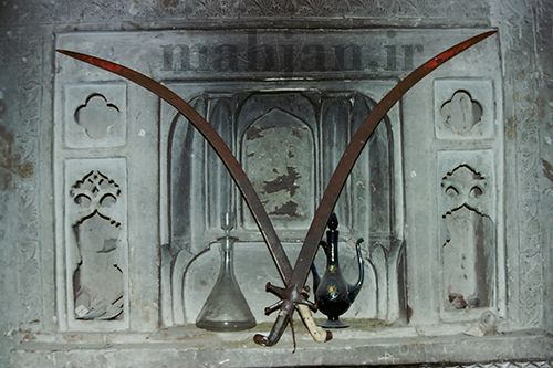 دو شمشیر موروثی خانواده افشار، عکس از حمیدرضا خزاعی