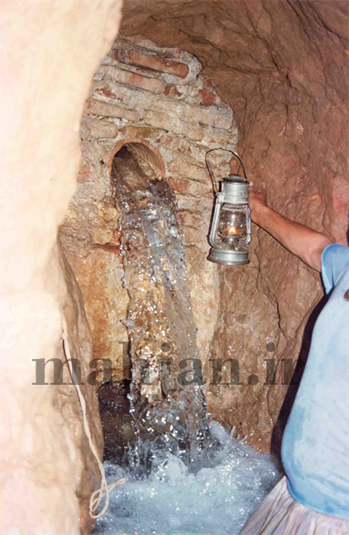 آب بند کاریز شاهیگ، عکس از حمیدرضا خزاعی، سال 1379 آب بند کاریز شاهیگ، عکس از حمیدرضا خزاعی، سال 1379