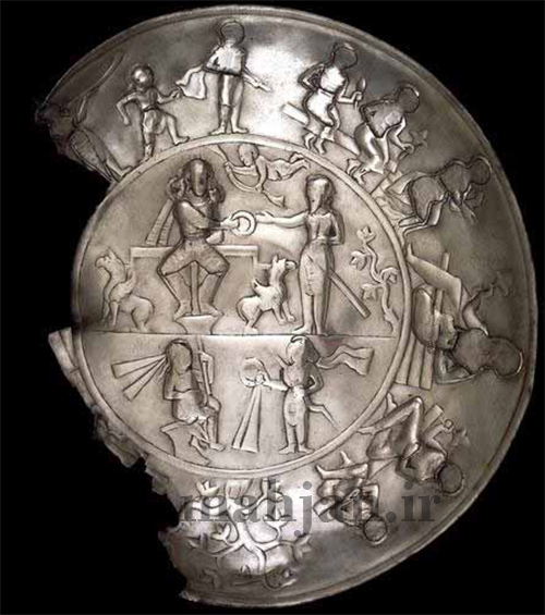 دو سگ نگهبان راه بهشت که در کنار یمه نشسته اند. دو سگ نگهبان راه بهشت که در کنار یمه نشسته اند.