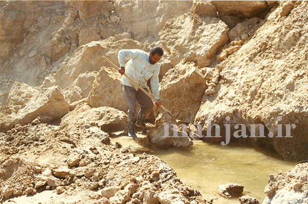 محل رنگ کردن آب، تیره گر مشغول کار است، عکس از: حمیدرضا خزاعی محل رنگ کردن آب، تیره گر مشغول کار است، عکس از: حمیدرضا خزاعی