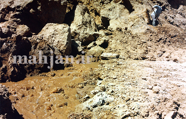 محل رنگ کردن یا تیره کردن آب ، عکس از: حمیدرضا خزاعی محل رنگ کردن یا تیره کردن آب ، عکس از: حمیدرضا خزاعی