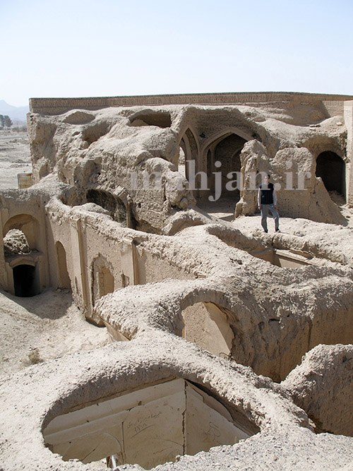 ویرانی های بازمانده از زلزله، عکس از: حمیدرضا خزاعی ویرانی های بازمانده از زلزله، عکس از: حمیدرضا خزاعی