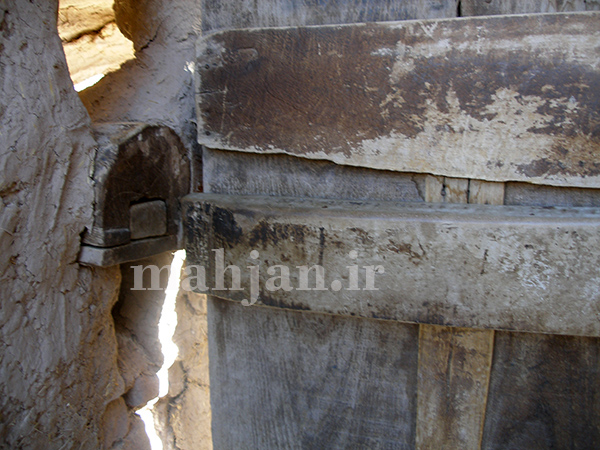 کلیدون و قفل چوبی یک در قدیمی، عکس از: حمیدرضا خزاعی