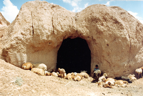 یخدان اسفراین، عکس از: حمیدرضا خزاعی، سال 1376 یخدان اسفراین، عکس از: حمیدرضا خزاعی، سال 1376