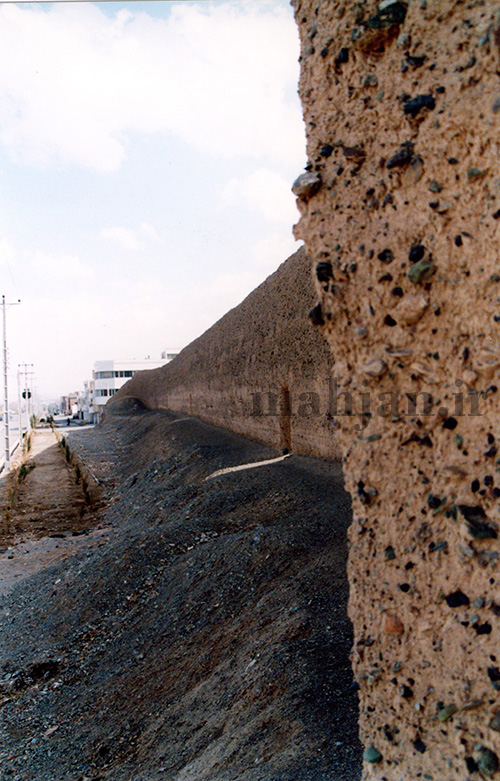 یخدان رحیم آباد، عکس از: حمیدرضا خزاعی، سال 1381 یخدان رحیم آباد، عکس از: حمیدرضا خزاعی، سال 1381