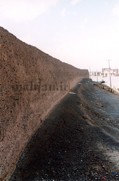 یخدان رحیم آباد، عکس از حمیدرضا خزاعی، سال 1381 یخدان رحیم آباد، عکس از حمیدرضا خزاعی، سال 1381