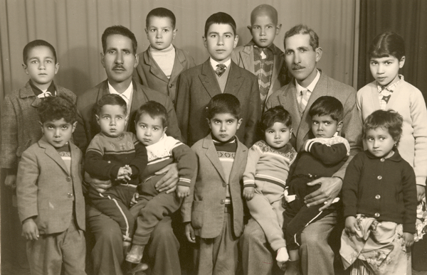حمیدرضا خزاعی در جمع پسرعموها و دختر عموها
