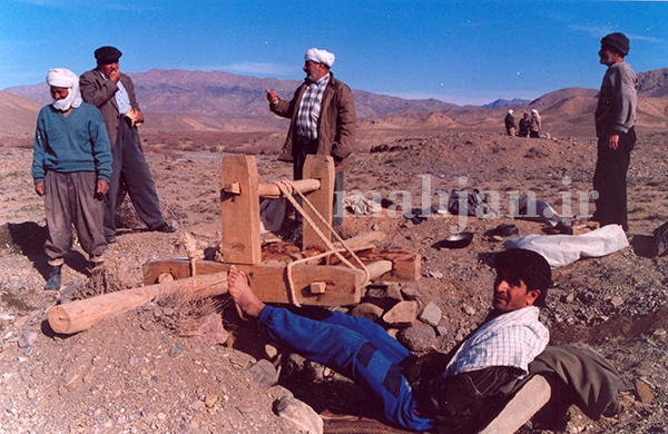 کارگران در حال لایروبی کاریز، عکس از: حمیدرضا خزاعی