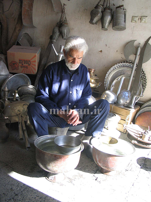آقای صفار در حال تنظیم پنگوی معمولی با پنگو قانون
