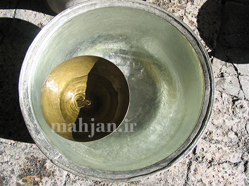 پنگوی قانون بر سطح آب