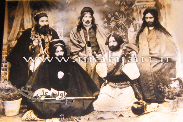 نشسته از راست: میرمعصوم تهرانی, سید اسدالله, سید عبدالباقی,  ردیف نشسته از راست: محمد جعفر خان سالار شجاع,  حاجی مطهر علی شاه