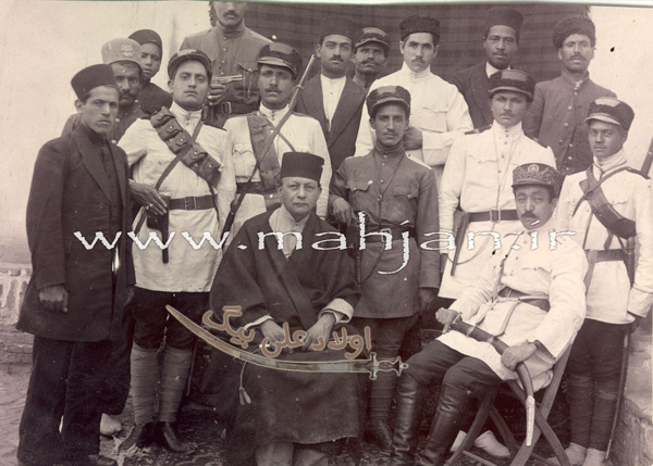نشسته از چپ: سید محمد رود معجنی, حاجی آقای بزرگ امینی, محمدخان اشجع نظام, عبدالرضا خان شجاع الممالک
