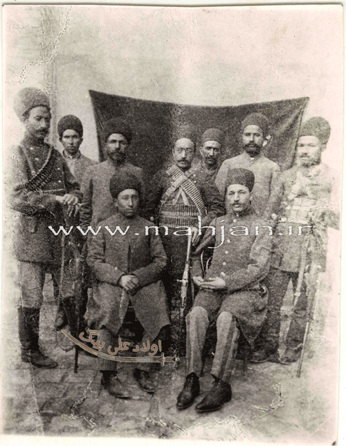نشسته از چپ: منتصرالملک رئیس فوج هزاره محمد خان اشجع نظام . . . نفر ایستاده در سمت چپ که قطار فشنگ بسته و تفنگ را وارون گرفته : محمد جعفر خان سالار شجاع نفر ایستاده در مرکز عکس محمد کریم خان سرتیپ نفر ایستاده در سمت راست غلامحسین خان چهار تاقی