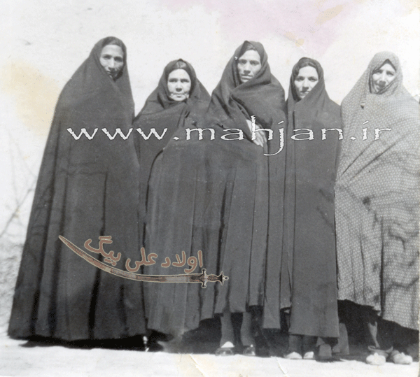 از چپ به راست: خانم مقصود خزاعی, صفیه خانم,  شوکت خان خزاعی, پروین خانم خزاعی, طلعت خانم خزاعی